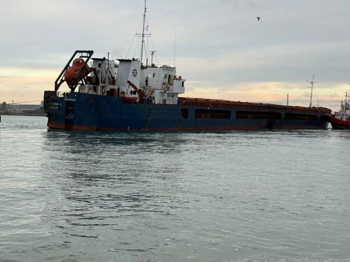 Tàu hàng Chelsea 3 treo cờ Malta, thuộc sở hữu Ukraine, cập cảng Burgas, Bulgaria, ngày 17/10/2026 sau khi bị ba UAV tấn công trên Biển Đen. Ảnh: AFP
