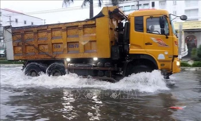 Nhiều tuyến đường chính tại phường Tân Thành (Cà Mau) bị ngập sâu do mưa lớn kết hợp triều cường.
