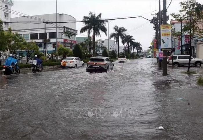 Nhiều tuyến đường tại khu vực đô thị phường Tân Thành (Cà Mau) ngập sâu do mưa lớn kết hợp triều cường.