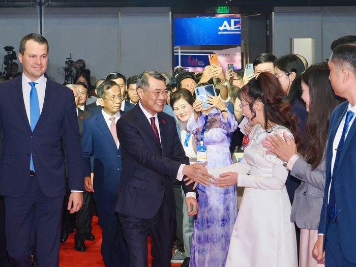 Các đại biểu tham dự diễn đàn chào đón Thủ tướng Chính phủ Lê Minh Hưng.