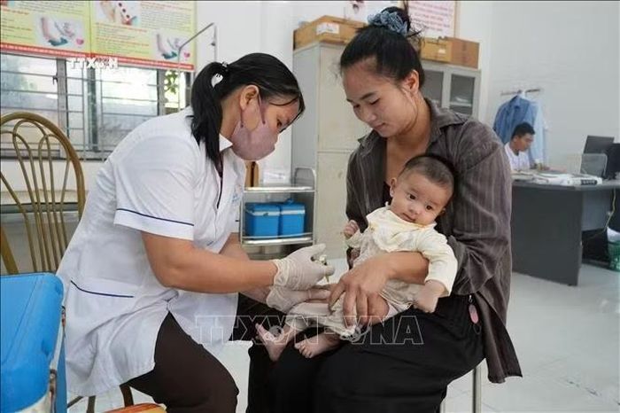 Nhân viên y tế Trạm Y tế xã Đạo Trù khám, chăm sóc sức khỏe cho trẻ nhỏ, góp phần nâng cao chất lượng dịch vụ y tế ngay từ tuyến cơ sở.