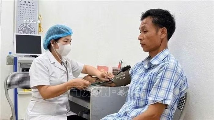 Nhân viên y tế xã Đạo Trù chăm sóc sức khỏe cho người dân tại trạm y tế.