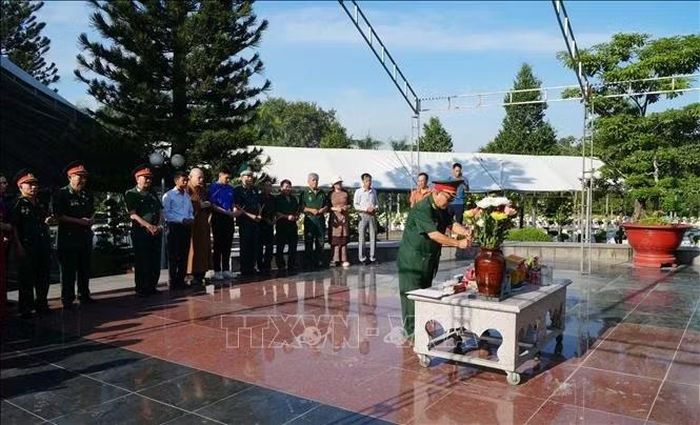 Hội Hỗ trợ gia đình liệt sĩ thành phố Đồng Nai phối hợp với gia đình thực hiện các thủ tục trước khi đưa liệt sĩ về quê an táng.