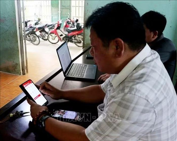 Đảng viên xã Đường Thượng tích cực thao tác trên điện thoại thông minh, thực hành sử dụng Sổ tay đảng viên điện tử và nộp đảng phí qua Cổng Dịch vụ công quốc gia.