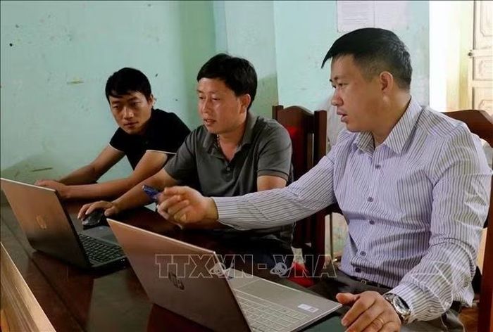 Cán bộ tổ công tác xã Đường Thượng hướng dẫn Bí thư chi bộ thôn thực hiện các bước sử dụng Sổ tay đảng viên điện tử và nộp đảng phí qua Cổng Dịch vụ công quốc gia trên máy tính.