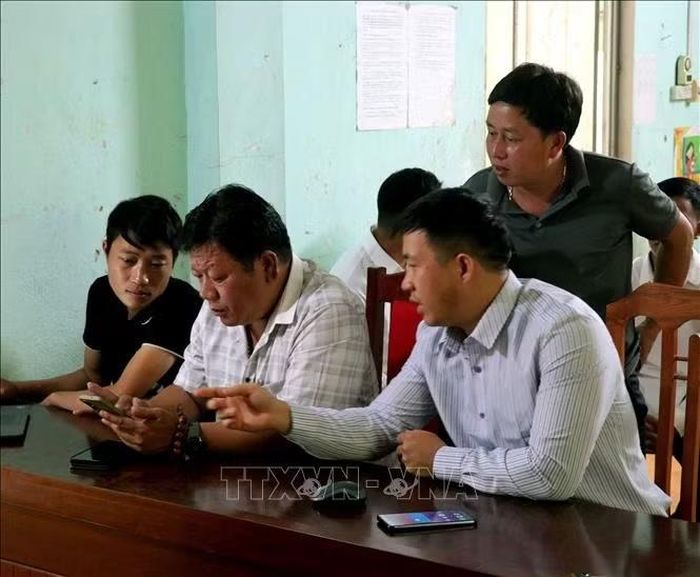 Cán bộ tổ công tác xã Đường Thượng đến từng chi bộ, trực tiếp hướng dẫn đảng viên sử dụng Sổ tay đảng viên điện tử và thực hiện nộp đảng phí qua Cổng Dịch vụ công quốc gia.