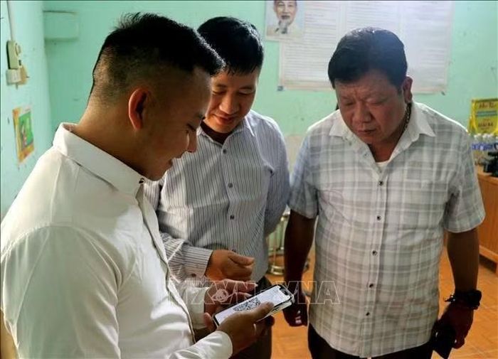 Cán bộ tổ công tác xã Đường Thượng “cầm tay chỉ việc”, hướng dẫn tỉ mỉ từng đảng viên sử dụng Sổ tay đảng viên điện tử và thực hiện nộp đảng phí qua Cổng Dịch vụ công quốc gia.