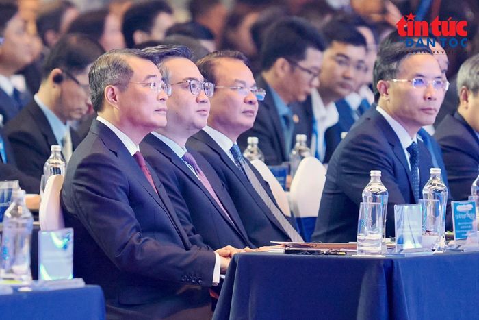 Thủ tướng Chính phủ Lê Minh Hưng cùng lãnh đạo các bộ, ngành, địa phương, đại diện các tổ chức quốc tế, chuyên gia và doanh nghiệp trong nước, quốc tế tham dự sự kiện sáng ngày 28/10.