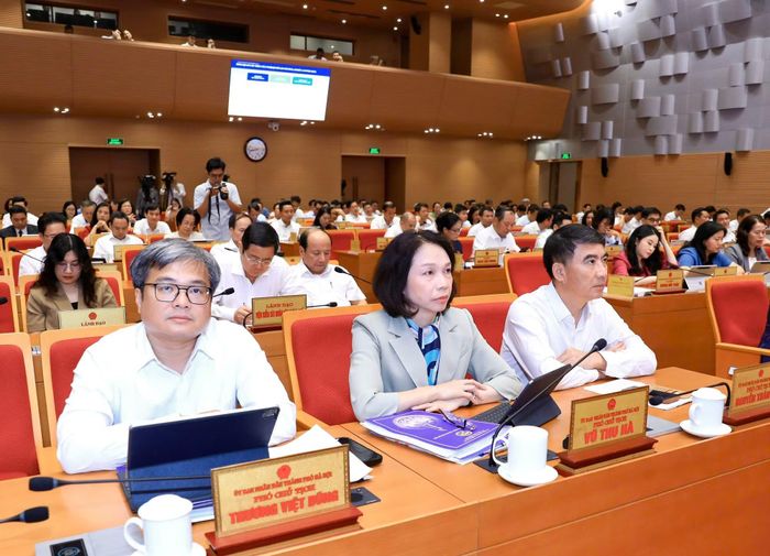 Lãnh đạo UBND TP Hà Nội tham dự kỳ họp.