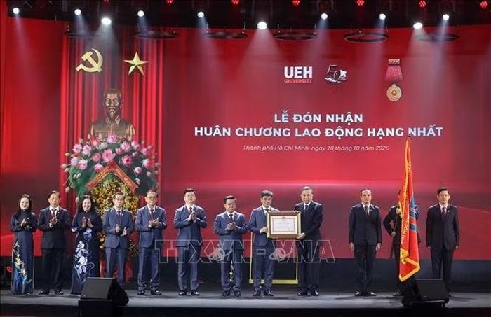Tổng Bí thư, Chủ tịch nước Tô Lâm trao Huân chương Lao động hạng Nhất tặng Đại học Kinh tế Thành phố Hồ Chí Minh. Ảnh: Thống Nhất/TTXVN