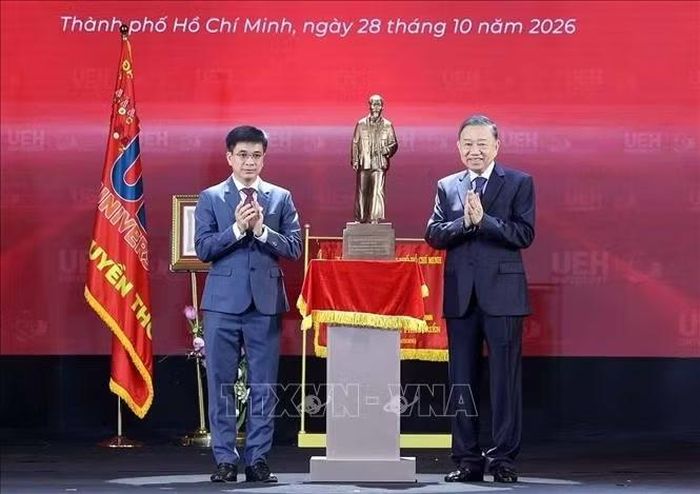 Tổng Bí thư, Chủ tịch nước Tô Lâm trao tặng bức tượng Chủ tịch Hồ Chí Minh cho Đại học Kinh tế Thành phố Hồ Chí Minh. Ảnh: Thống Nhất/TTXVN
