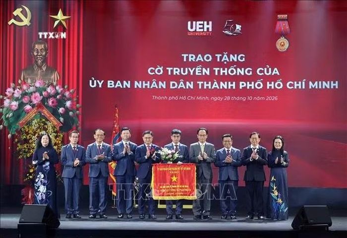 UBND Thành phố Hồ Chí Minh tặng bức trướng và Bộ trưởng Bộ Giáo dục và Đào tạo tặng hoa chúc mừng Đại học Kinh tế Thành phố Hồ Chí Minh. Ảnh: Thống Nhất/TTXVN