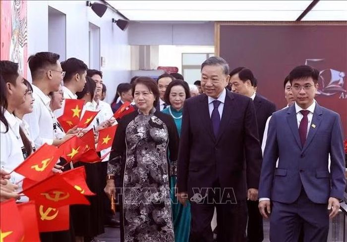 Tổng Bí thư, Chủ tịch nước Tô Lâm và các đại biểu dự Lễ kỷ niệm 50 năm thành lập Đại học Kinh tế Thành phố Hồ Chí Minh. Ảnh: Thống Nhất/TTXVN