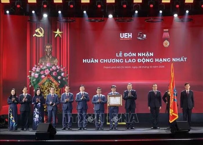 Tổng Bí thư, Chủ tịch nước Tô Lâm trao Huân chương Lao động hạng Nhất tặng Đại học Kinh tế Thành phố Hồ Chí Minh. Ảnh: Thống Nhất/TTXVN