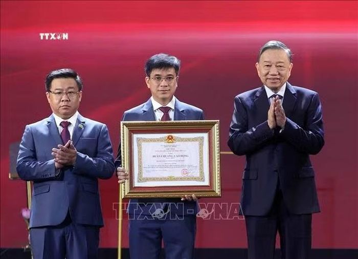 Tổng Bí thư, Chủ tịch nước Tô Lâm trao Huân chương Lao động hạng Nhất tặng Đại học Kinh tế Thành phố Hồ Chí Minh. Ảnh: Thống Nhất/TTXVN
