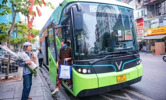 Hành khách lên xe buýt điện tại đường Cầu Giấy. Ảnh minh họa: Hoàng Hiếu/TTXVN
