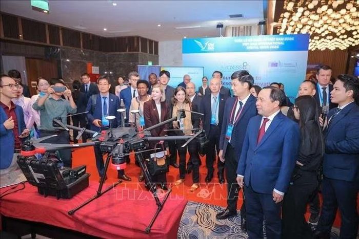 Bộ trưởng Bộ Khoa học và Công nghệ Vũ Hải Quân cùng các đại biểu tham quan triển lãm các sản phẩm, giải pháp công nghệ chiến lược tiêu biểu. Ảnh: Hoàng Hiếu/TTXVN