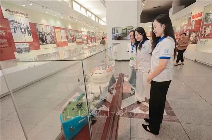 Khách tham quan tìm hiểu các hình ảnh, tài liệu về phong trào cách mạng Việt Nam tại Quảng Châu, qua đó hiểu thêm về những đóng góp của các chiến sĩ cách mạng Việt Nam trong lịch sử đấu tranh chung của hai nước. Ảnh: Phan Phương/TTXVN