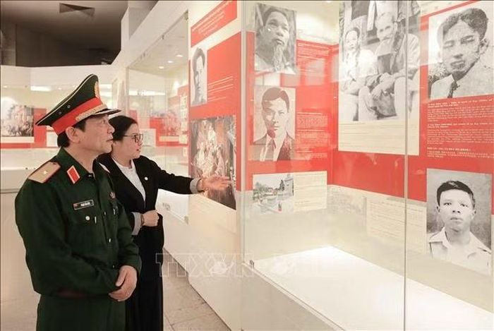 Tư liệu về Chủ tịch Hồ Chí Minh tại trưng bày chuyên đề “Nghĩa tình cách mạng - những đồng chí Việt Nam tham gia Khởi nghĩa Quảng Châu”, làm nổi bật vai trò của Người trong việc đặt nền móng cho phong trào cách mạng Việt Nam và vun đắp tình hữu nghị truyền thống Việt Nam - Trung Quốc. Ảnh: Phan Phương/TTXVN