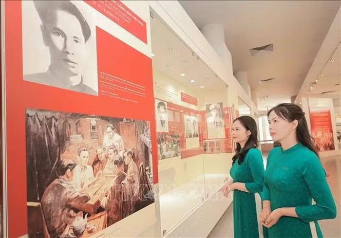 Các tài liệu giới thiệu quá trình lãnh tụ Nguyễn Ái Quốc thành lập Hội Việt Nam Cách mạng Thanh niên và xuất bản báo Thanh Niên tại Quảng Châu năm 1925, góp phần chuẩn bị cho sự ra đời của Đảng Cộng sản Việt Nam. Ảnh: Phan Phương/TTXVN