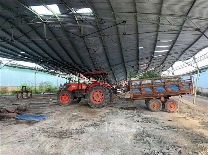 Máy móc, phương tiện không hoạt động đều bị hư hỏng nặng. Ảnh: Công Tường/TTXVN