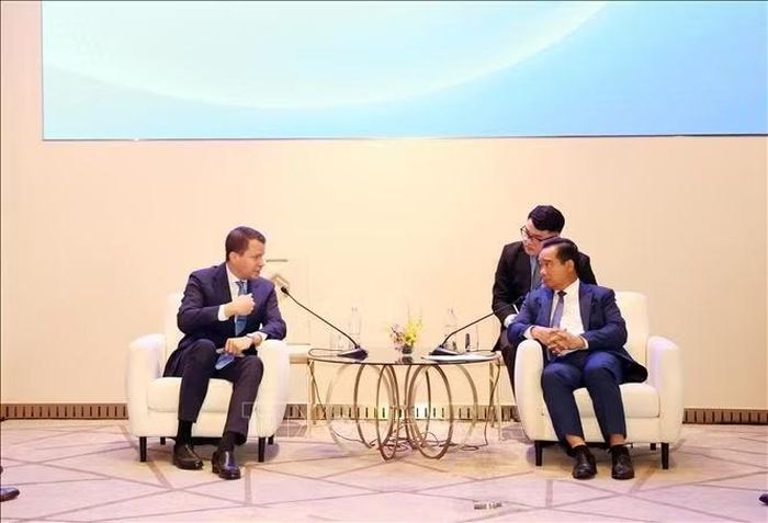 Chủ tịch UBND TP Hồ Chí Minh Nguyễn Văn Được (phải) tiếp ông Stephan Mergenthaler (trái), Giám đốc điều hành Diễn đàn Kinh tế Thế giới.