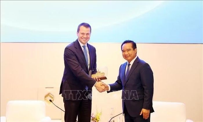 Chủ tịch UBND TP Hồ Chí Minh Nguyễn Văn Được (phải) và ông Stephan Mergenthaler (trái), Giám đốc điều hành Diễn đàn Kinh tế Thế giới.