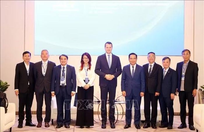 Các đại biểu tại buổi tiếp.