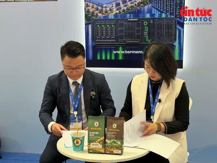 Đại diện Agrichain và đối tác Trung Quốc ký biên bản ghi nhớ hợp tác cung cấp cà phê Việt Nam tại Diễn đàn Kinh tế Mùa thu 2026.