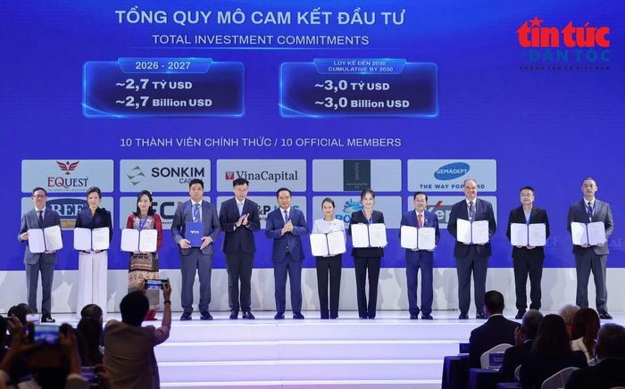 Lãnh đạo TPHCM chúc mừng đại diện 10 thành viên chính thức của Trung tâm Tài chính quốc tế Việt Nam tại TPHCM.