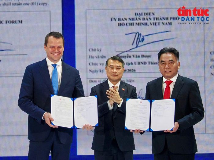 Thủ tướng Chính phủ Lê Minh Hưng chứng kiến Phó Chủ tịch Thường trực UBND TP Hồ Chí Minh Nguyễn Lộc Hà và Giám đốc điều hành Diễn đàn Kinh tế Thế giới (WEF) Stephan Mergenthaler trao văn kiện hợp tác chiến lược giữa TPHCM và WEF.