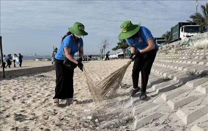 Dọn vệ sinh môi trường biển. Ảnh: Tường Quân/TTXVN