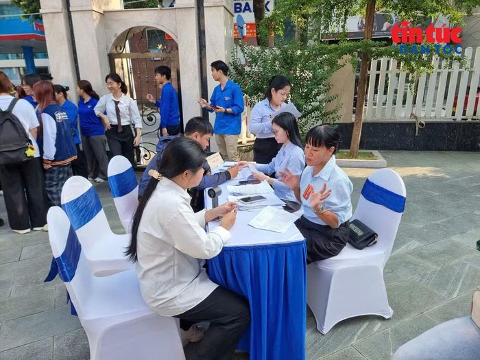 Phương Thảo đến tìm kiếm cơ hội việc làm tại một phiên giao dịch việc làm mới đây.