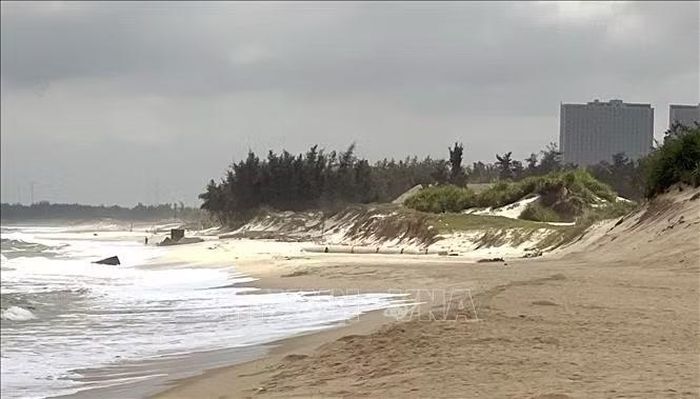 Tình trạng xâm thực tại bãi biển Bảo Ninh ngày càng nghiêm trọng, đe dọa các công trình ven biển, thu hẹp bãi tắm và ảnh hưởng đến cảnh quan du lịch.