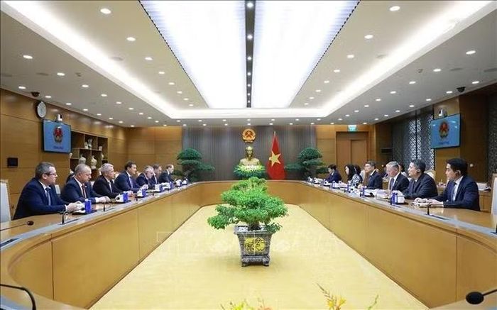 Thủ tướng Lê Minh Hưng tiếp Bộ trưởng Ngoại giao Cộng hòa Belarus Maxim Ryzhenkov. Ảnh: Dương Giang/TTXVN