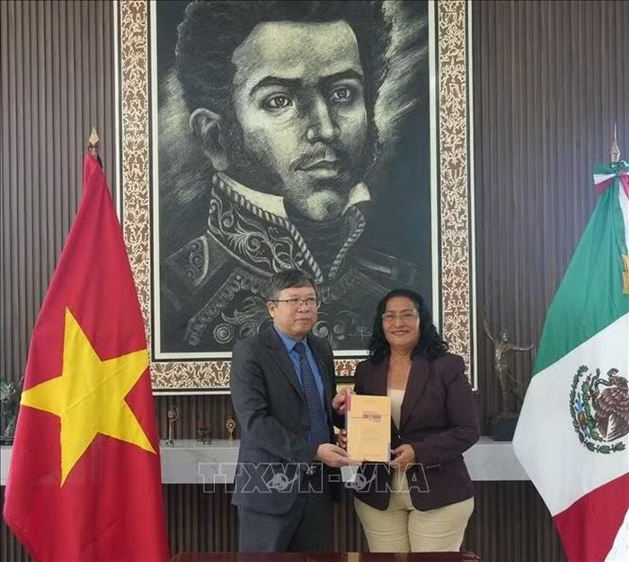 Đại sứ Việt Nam tại Mexico Nguyễn Văn Hải tặng cuốn sách “Khát vọng Việt Nam hùng cường trong kỷ nguyên mới’’ tập hợp các bài viết, phát biểu tiêu biểu của Tổng Bí thư, Chủ tịch nước Tô Lâm cho Thị trưởng Acapulco Abelina López Rodríguez.