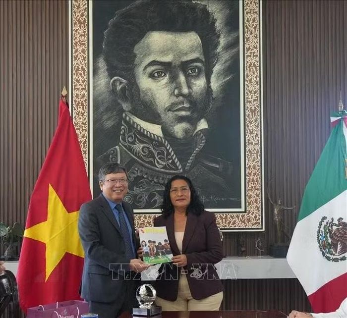 Đại sứ Việt Nam tại Mexico Nguyễn Văn Hải tặng Báo Ảnh Việt Nam cho Thị trưởng Acapulco Abelina López Rodríguez trong buổi thăm và làm việc tại Tòa Thị chính thành phố Acapulco.