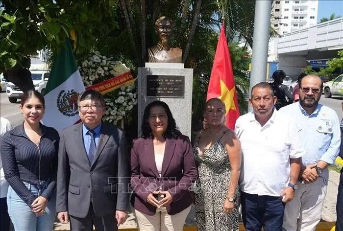 Đại sứ Việt Nam tại Mexico Nguyễn Văn Hải chụp ảnh chung với lãnh đạo thành phố Acapulco bên tượng Chủ tịch Hồ Chí Minh, Mexico.