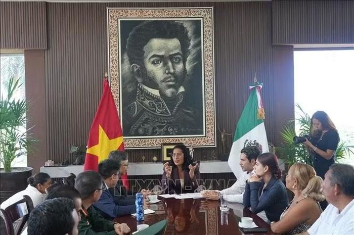 Đại sứ Nguyễn Văn Hải và đoàn công tác Đại sứ quán Việt Nam làm việc với Thị trưởng Abelina López Rodríguez.