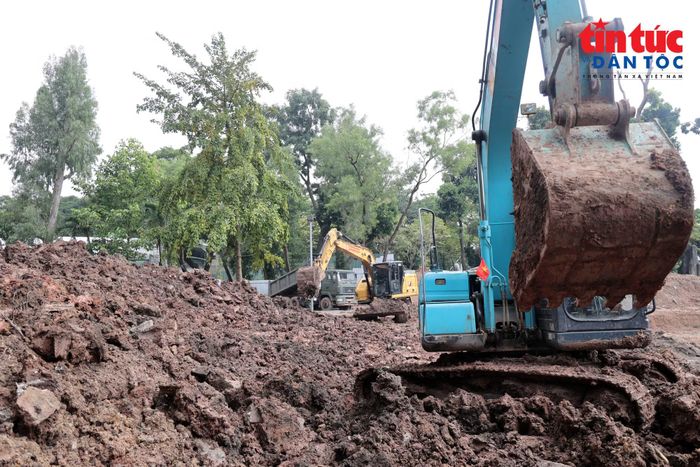 Máy cuốc phục vụ công tác đào, vận chuyển đất mở rộng phạm vi tìm kiếm.