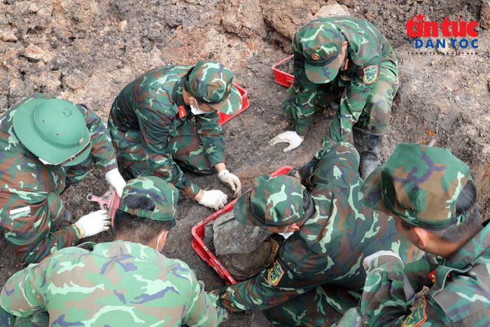 Lực lượng tham gia tìm kiếm hài cốt liệt sĩ tại Khu B, Công viên Lê Thị Riêng.