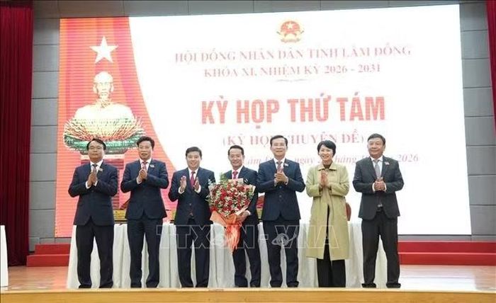 Thường trực Tỉnh ủy Lâm Đồng tặng hoa chúc mừng ông Nguyễn Bá Út, tân Phó Chủ tịch UBND tỉnh Lâm Đồng.
