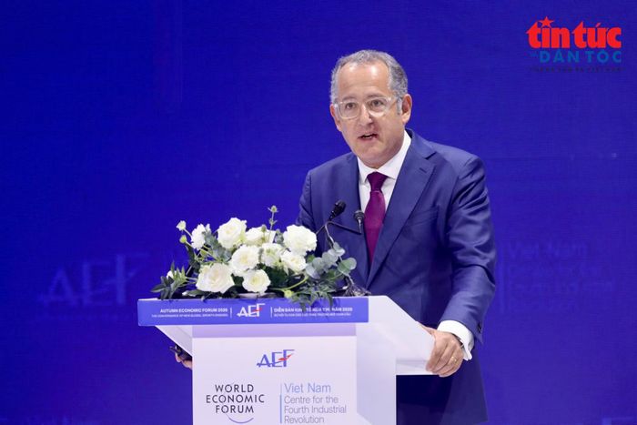 Ông Denis Depoux phát biểu tại phiên tham luận và đối thoại chuyên sâu.