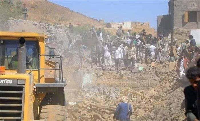 Hiện trường một vụ không kích tại Sanaa, Yemen. Ảnh: THX/TTXVN phát
