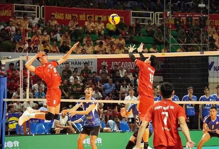 Pha tấn công của các VĐV Công an TP Hồ Chí Minh (áo đỏ) trong trận đấu gặp Sanest Khánh Hòa (áo xanh).