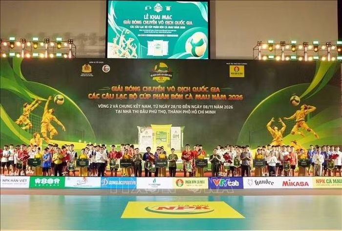 Ban tổ chức tặng cờ lưu niệm tới các câu lạc bộ bóng chuyền nam tham dự Giải bóng chuyền Vô địch quốc gia các câu lạc bộ năm 2026.