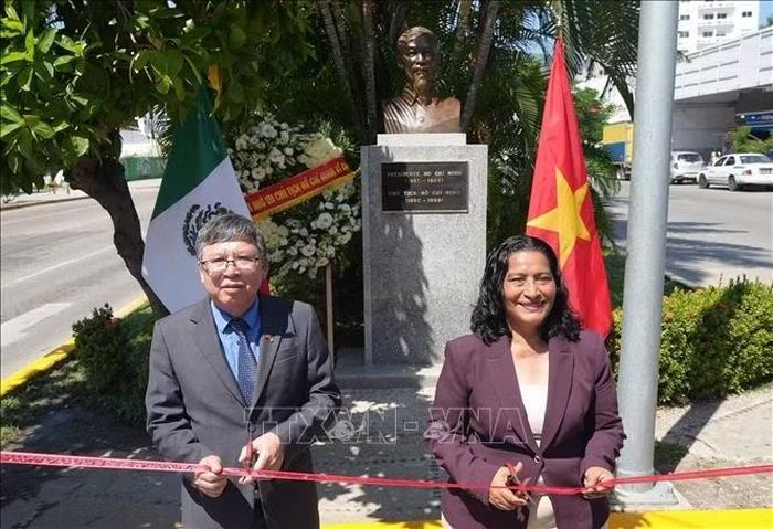 Đại sứ Việt Nam tại Mexico Nguyễn Văn Hải và Thị trưởng Acapulco Abelina López Rodríguez thực hiện nghi lễ cắt băng khánh thành công trình tôn tạo tượng Chủ tịch Hồ Chí Minh. Ảnh: Phi Hùng/TTXVN