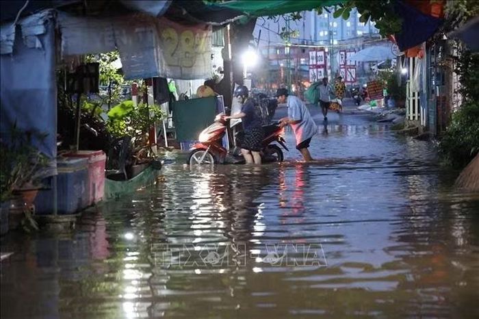 Người dân chật vật di chuyển ở đầu tuyến đường Rạch Cùng chiều 28/10.