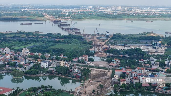 Dự án cầu Thượng Cát vượt sông Hồng và đường dẫn hai đầu cầu cũng đang được đẩy nhanh tiến độ. Công trình dài hơn 5,2km, thiết kế 8 làn xe theo dạng cầu dây văng; trong đó phần cầu chính dài khoảng 3,9km, đoạn vượt sông Hồng dài khoảng 780m.