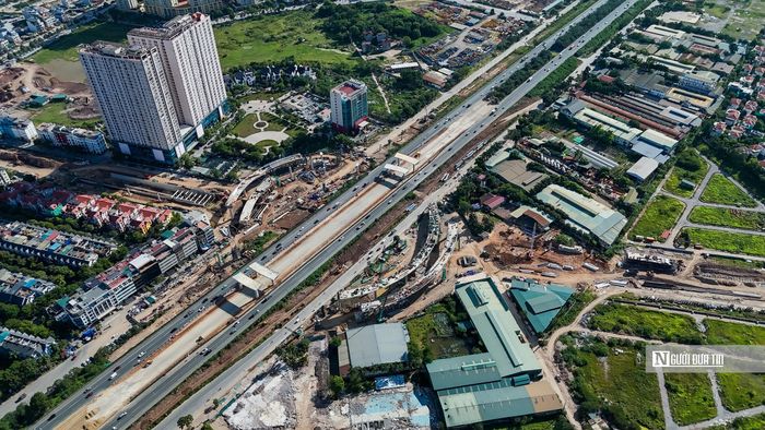 Một trong những hạng mục quan trọng nhất trên toàn tuyến là nút giao khác mức giữa Vành đai 3,5 và Đại lộ Thăng Long. Dự án có tổng mức đầu tư hơn 2.380 tỷ đồng, khởi công từ tháng 4/2025 với thiết kế gồm hầm chui, hầm hở và hệ thống cầu nhánh dạng tuabin nhiều tầng.